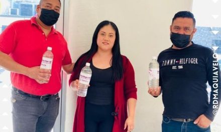 CARLOS GUEVARA HACE ENTREGA DE GEL ANTIBACTERIAL EN LAS ESCUELAS DE GARCÍA