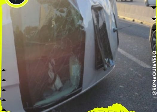 VUELCA AUTO EN CONSTITUCIÓN; SE QUEJAN CIUDADANOS DE VELOCIDAD