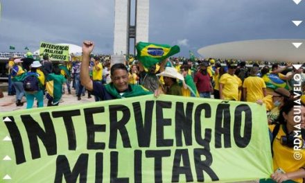 GENTE DE BOLSONARO IRRUMPE EN EL CONGRESO BRASILEÑO