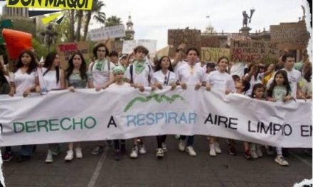 NUEVO LEÓN MARCHA SOLICITANDO UN MEJOR AIRE Y QUE DISMINUYA LA CONTAMINACIÓN.