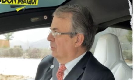 MARCELO EBRARD TURISTEA CON SAMUEL GARCÍA EN EL PREDIO DE LA GIGA PLANTA DE TESLA.