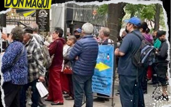 ADULTOS MAYORES HACEN FILA POR HORAS PARA RECIBIR SU APOYO DEL GOBIERNO