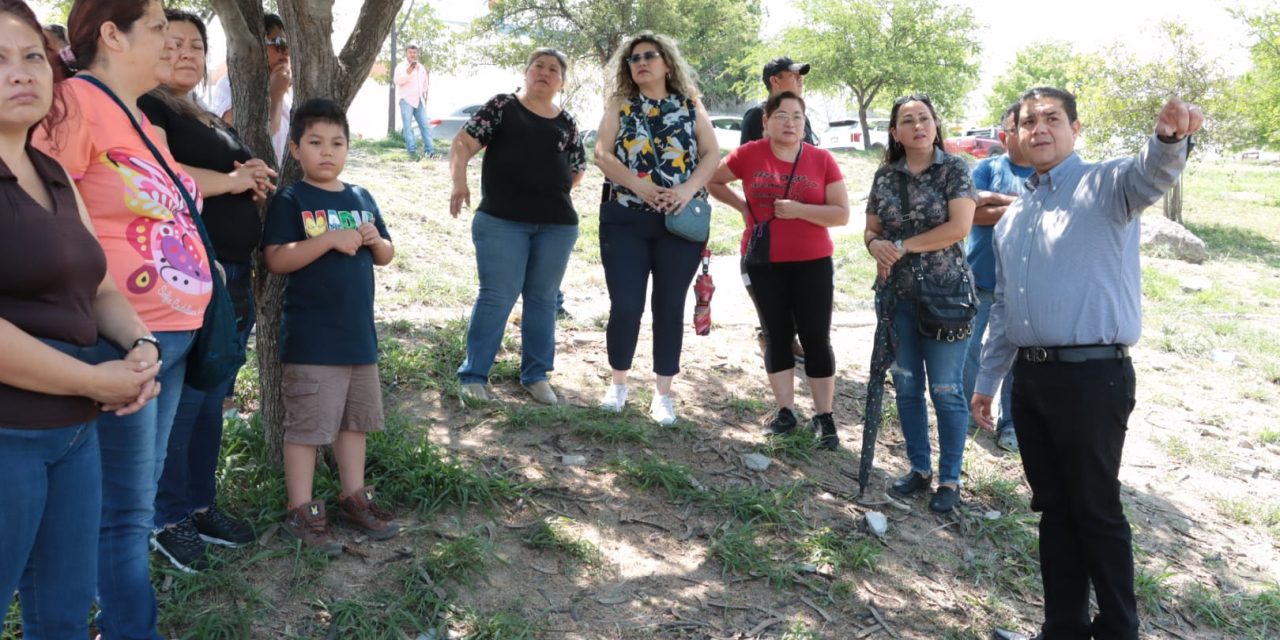 VISITA EL ALCALDE A VECINOS DE COLONIAS EN JUÁREZ PARA ESCUCHAR SUS PETICIONES