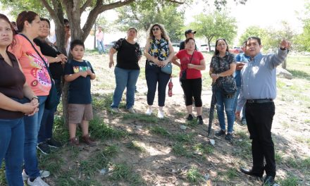 VISITA EL ALCALDE A VECINOS DE COLONIAS EN JUÁREZ PARA ESCUCHAR SUS PETICIONES