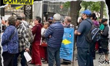 ADULTOS MAYORES HACEN FILA POR HORAS PARA RECIBIR SU APOYO DEL GOBIERNO