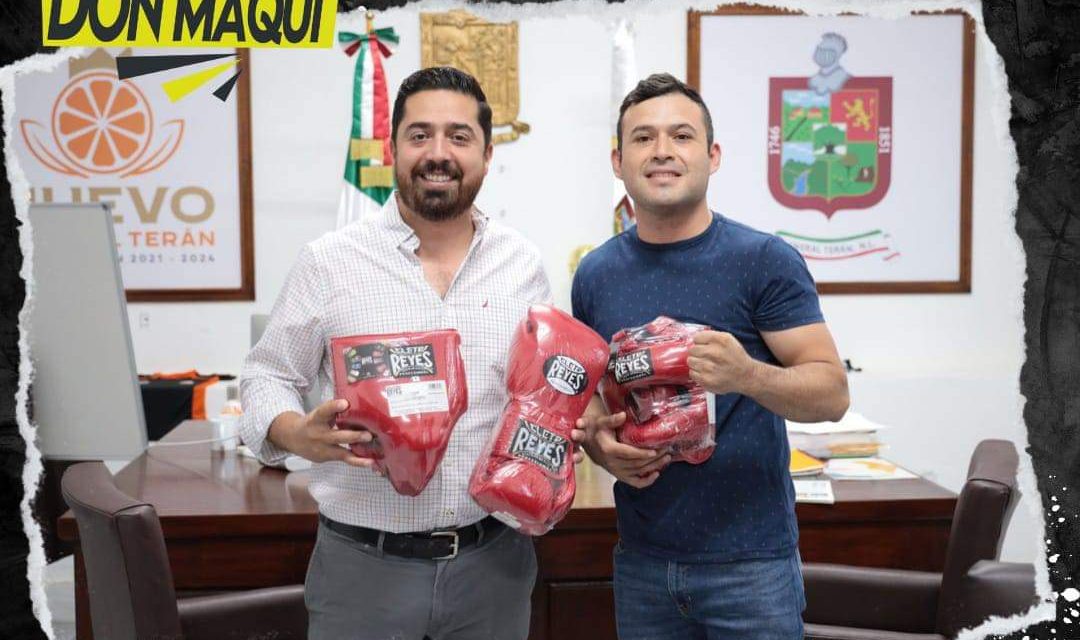 DAVID SÁNCHEZ ENTREGA APOYO A JOVEN PARA QUE CONTINÚE CON SUS SUEÑOS