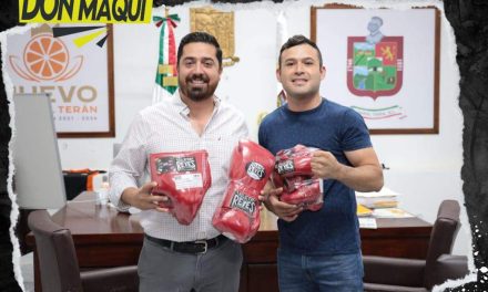 DAVID SÁNCHEZ ENTREGA APOYO A JOVEN PARA QUE CONTINÚE CON SUS SUEÑOS