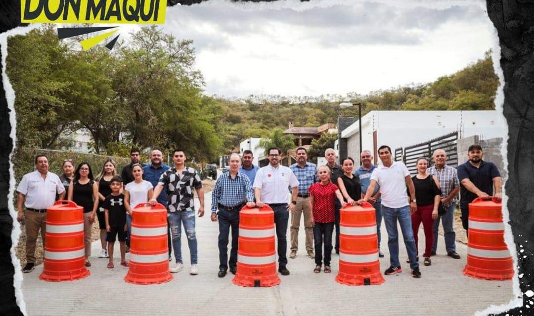 DAVID DE LA PEÑA Y VECINOS HACEN EQUIPO PARA PAVIMENTAR LA CALLE