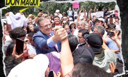 MARCELO EBRARD ENCARA A PERSONAS QUE BORRAN SU BARDA