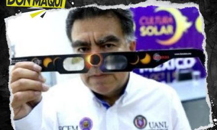 ALUMNOS DE LA UANL SE REUNIERON EN LA EXPLANADA DE RECTORÍA PARA VER EL ECLIPSE