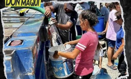 CARLOS GUEVARA APOYA CON ABASTECIMIENTO DE AGUA EN GARCÍA