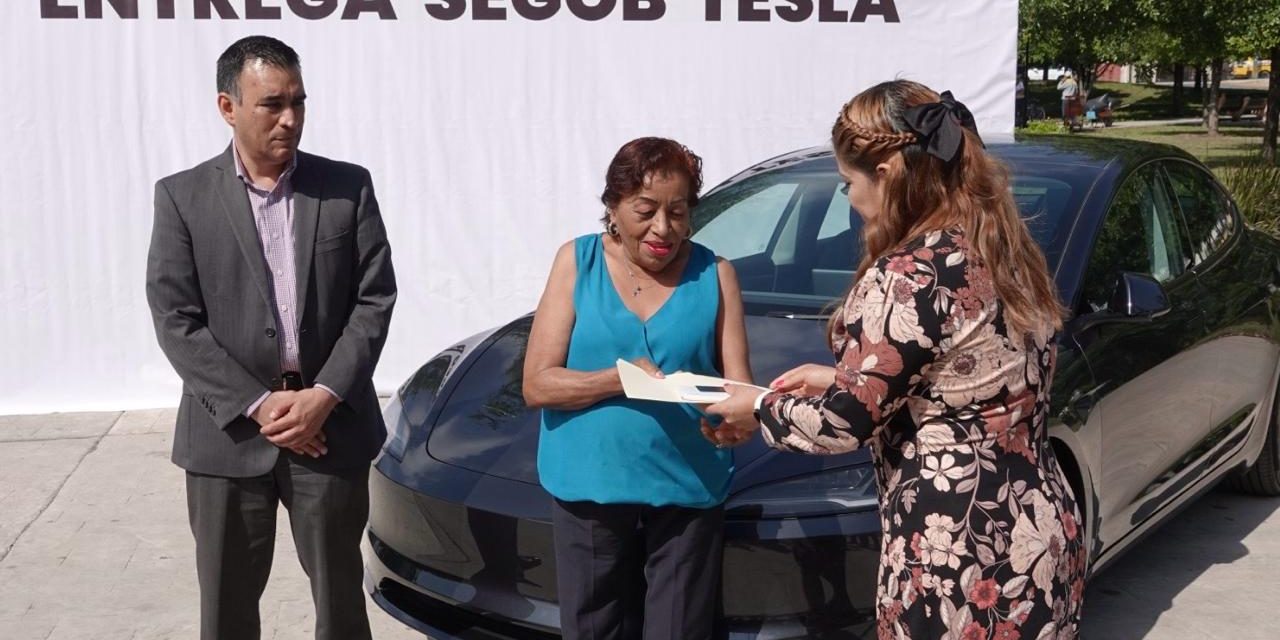 SEGOB AL FIN ENTREGA AUTO TESLA A VIUDA