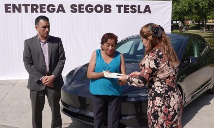 SEGOB AL FIN ENTREGA AUTO TESLA A VIUDA