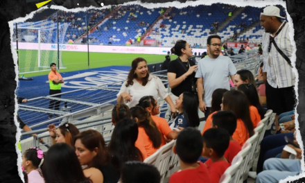 NIÑOS Y ADOLESCENTES DEL CENTRO CAPULLOS DISFRUTAN DE UNA NOCHE FUTBOLÍSTICA EN LA SUPERCOPA MONTERREY SUB-19