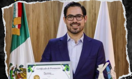 DAVID DE LA PEÑA RECIBE RECONOCIMIENTO POR INNOVACIÓN EN CIUDADES INTELIGENTES DEL MUNICIPIO DE SANTIAGO