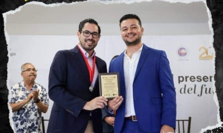 DAVID DE LA PEÑA RECIBE PRESEA “ISRAEL CAVAZOS GARZA” POR SU CONTRIBUCIÓN A LA HISTORIA Y CULTURA DEL MUNICIPIO