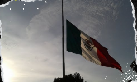 BANDERA MONUMENTAL DEL OBISPADO ES IZADA A MEDIA ASTA EN CONMEMORACIÓN DE DOS EVENTOS HISTÓRICOS