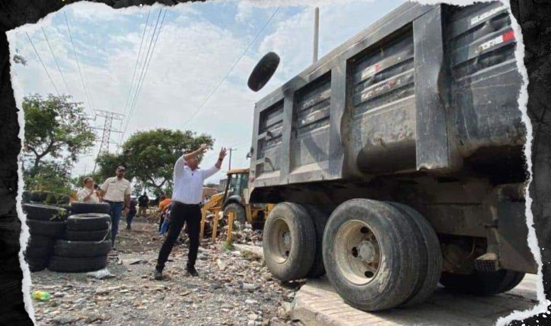 JESÚS NAVA RIVERA SUPERVISA LIMPIEZA DE DRENAJES EN SANTA CATARINA PARA PREVENIR INUNDACIONES