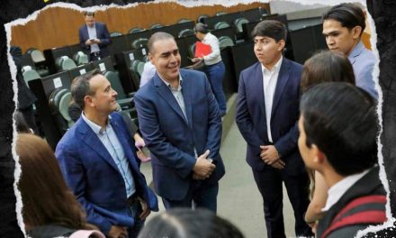 HERIBERTO TREVIÑO RECIBE A JÓVENES EN EL CONGRESO Y REITERA SU COMPROMISO CON LA EDUCACIÓN