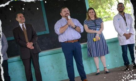 MIGUEL ÁNGEL SALAZAR, ALCALDE DE MONTEMORELOS ENTREGA RECONOCIMIENTO A ESCUELA POR PROGRAMA CERO CARIES