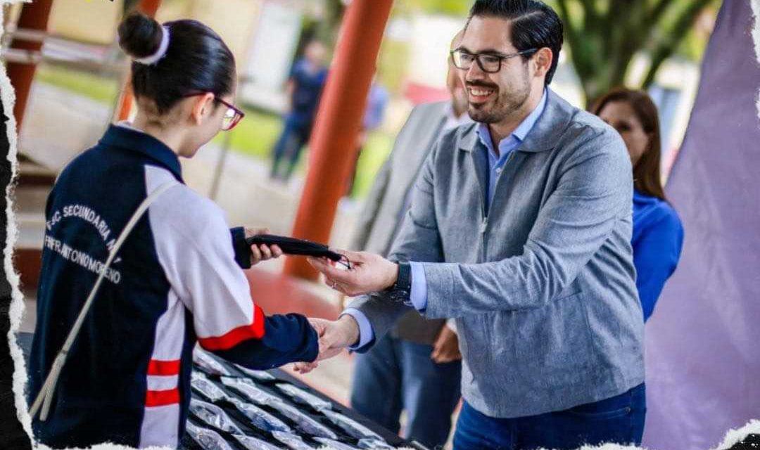 EL ALCALDE DAVID DE LA PEÑA ENTREGA LENTES GRATUITOS A ESTUDIANTES DE SECUNDARIA EN SANTIAGO