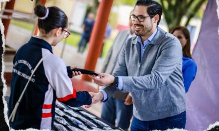 EL ALCALDE DAVID DE LA PEÑA ENTREGA LENTES GRATUITOS A ESTUDIANTES DE SECUNDARIA EN SANTIAGO