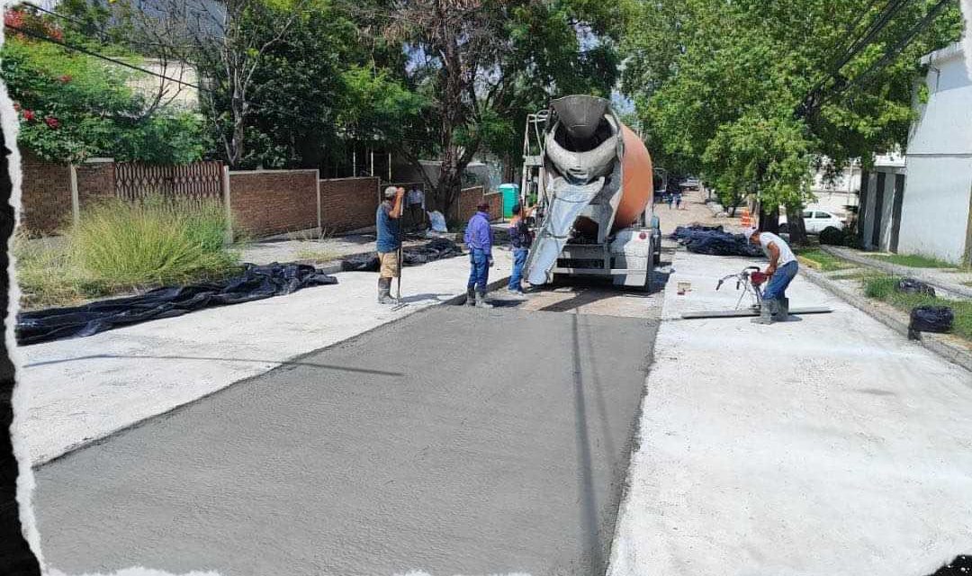 EL ALCALDE ADRIÁN DE LA GARZA RECONSTRUYE CALLES EN MONTERREY