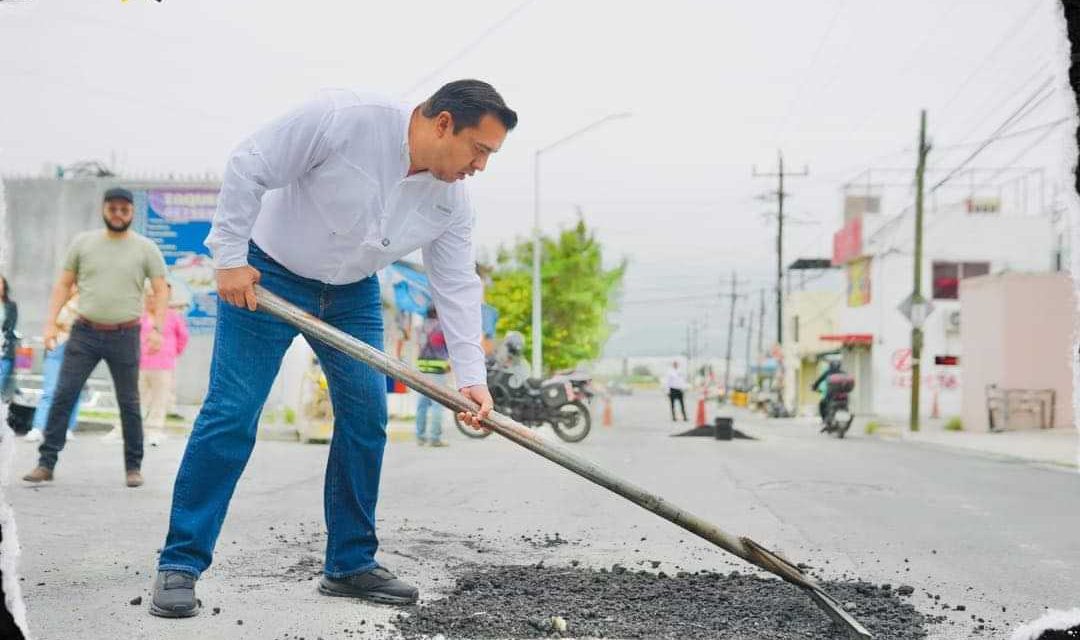 EL ALCALDE JESÚS NAVA SUPERVISA Y REALIZA LABORES DE BACHEO EN EL MUNICIPIO DE SANTA CATARINA