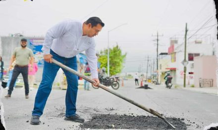 EL ALCALDE JESÚS NAVA SUPERVISA Y REALIZA LABORES DE BACHEO EN EL MUNICIPIO DE SANTA CATARINA