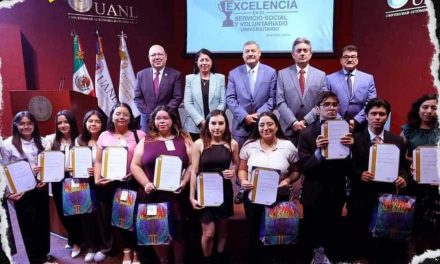 SANTOS GUZMÁN RECONOCE A ESTUDIANTES DESTACADOS POR SERVICIO SOCIAL Y VOLUNTARIADO EN LA UANL