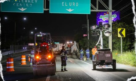 EL ALCALDE ADRIÁN DE LA GARZA REALIZA BACHEO EN TRAMO DE LA CARRETERA NACIONAL EN MONTERREY