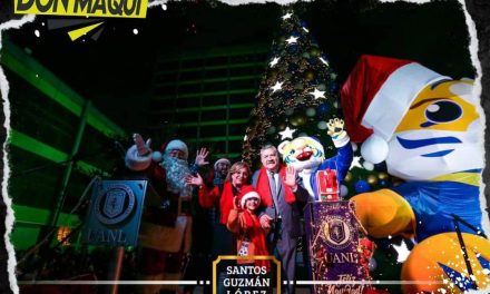 SANTOS GUZMÁNDA INICIO A LAS FIESTAS DECEMBRINAS CON EL ENCENDIDO DEL PINO NAVIDEÑO EN LA UANL