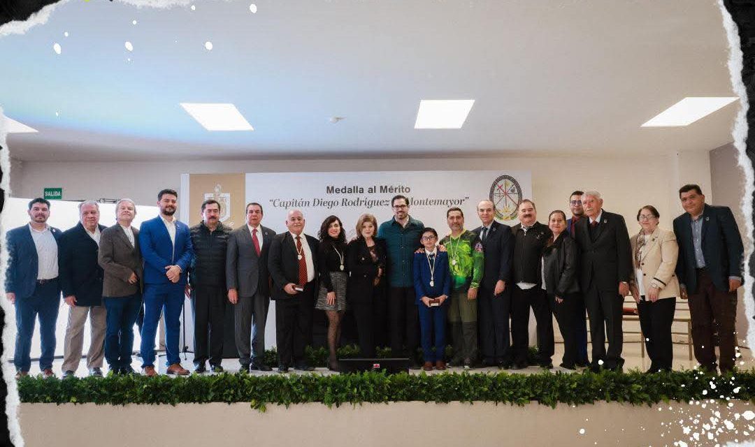 DAVID DE LA PEÑA ENTREGA MEDALLA AL MÉRITO SOCIAL A CUATRO CIUDADANOS DE SANTIAGO