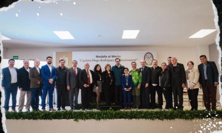 DAVID DE LA PEÑA ENTREGA MEDALLA AL MÉRITO SOCIAL A CUATRO CIUDADANOS DE SANTIAGO