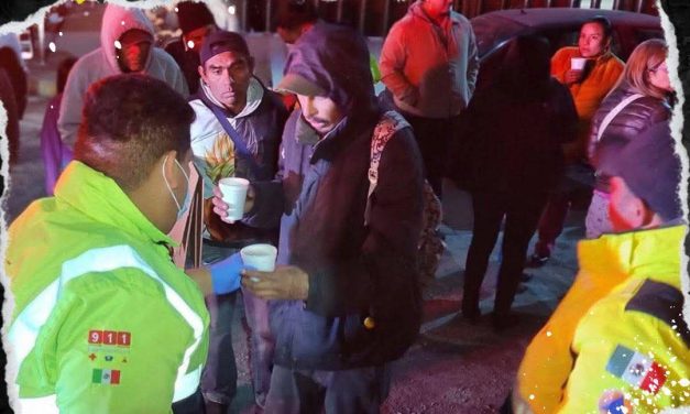CÉSAR GARZA ARREDONDO A TRAVÉS DE PROTECCIÓN CIVIL BRINDA APOYO A LA GENTE AFUERA DE LA CLÍNICA 67 DEL IMSS EN APODACA 