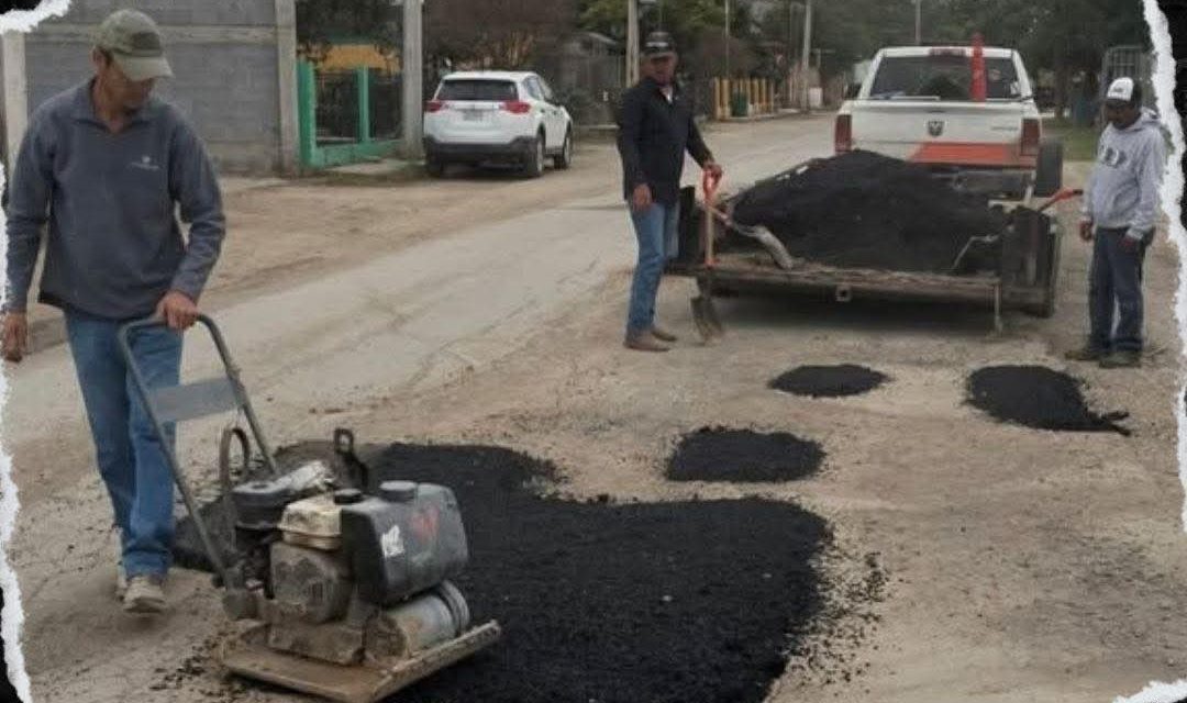 DAVID SÁNCHEZ CONTINÚA CUBRIENDO BACHES EN LAS CALLES DE GENERAL TERÁN