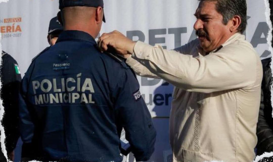 FRANCISCO ESQUIVEL GARZA RECONOCE A POLICÍAS DE PESQUERÍA DURANTE IMPOSICIÓN DE GRADOS