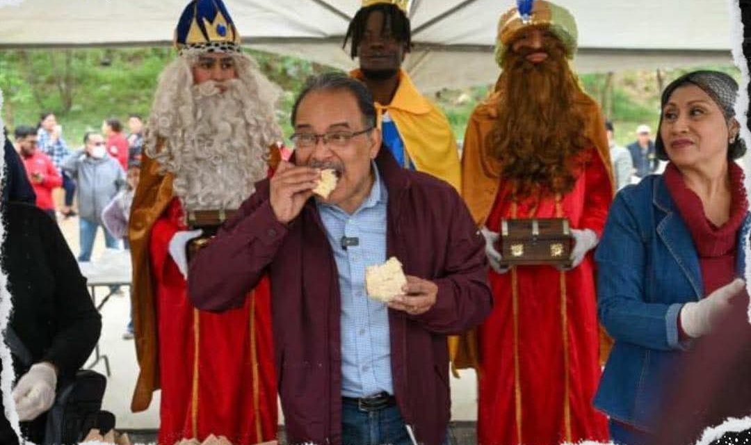 ANDRÉS MIJES Y LOS REYES MAGOS REPARTEN ROSCA DE REYES EN ESCOBEDO