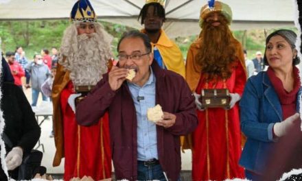 ANDRÉS MIJES Y LOS REYES MAGOS REPARTEN ROSCA DE REYES EN ESCOBEDO