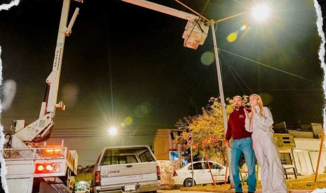 JESÚS NAVA Y SU ADMINISTRACIÓN INSTALAN Y REPARAN LUMINARIAS EN SANTA CATARINA