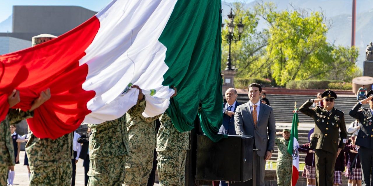 SAMUEL GARCÍA RESALTA EL TRABAJO COORDINADO ENTRE LOS TRES NIVELES EN CEREMONIA DEL DÍA DE LA BANDERA