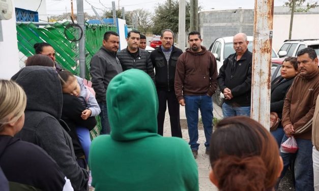 GERARDO GUZMÁN ATIENDE PERSONALMENTE LA ESCASEZ DEL AGUA QUE SE PRESENTA EN LAS COLONIAS DE LINARES