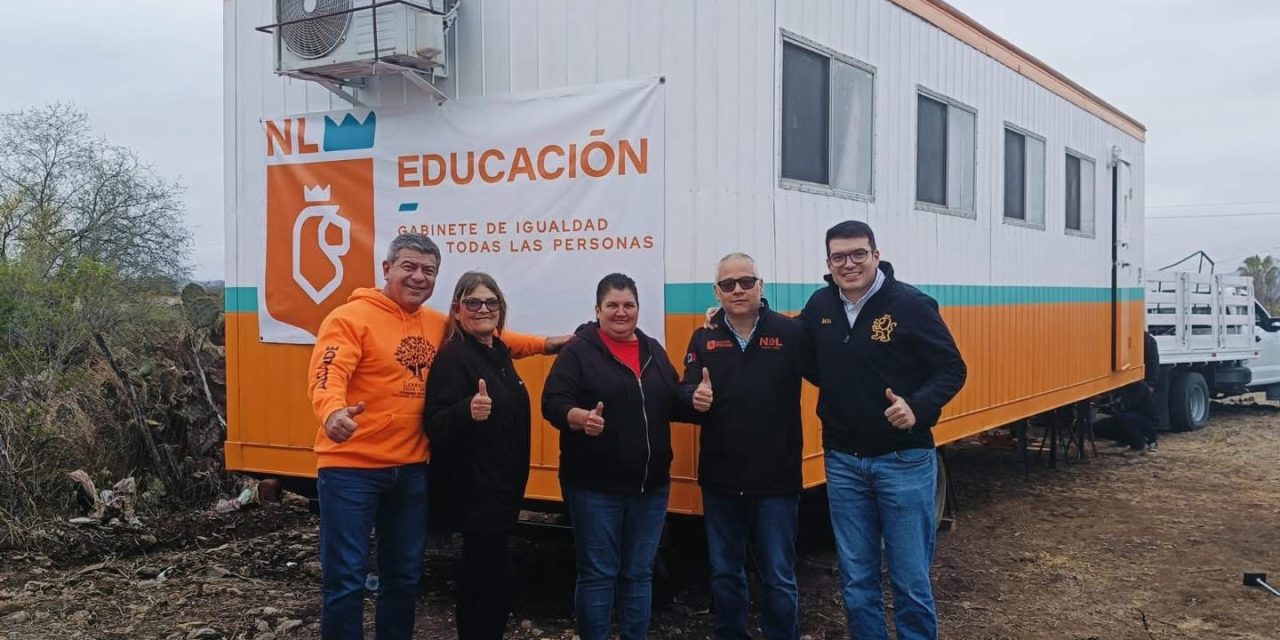 BALTAZAR MARTÍNEZ RÍOS ENTREGA AULA MÓVIL PARA NIÑOS DE MOJARRAS