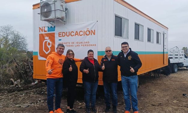 BALTAZAR MARTÍNEZ RÍOS ENTREGA AULA MÓVIL PARA NIÑOS DE MOJARRAS