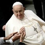 PAPA FRANCISCO SE RECUPERA, PERO GUARDARÁ REPOSO ABSOLUTO