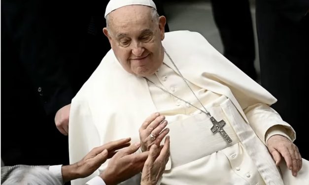 PAPA FRANCISCO SE RECUPERA, PERO GUARDARÁ REPOSO ABSOLUTO