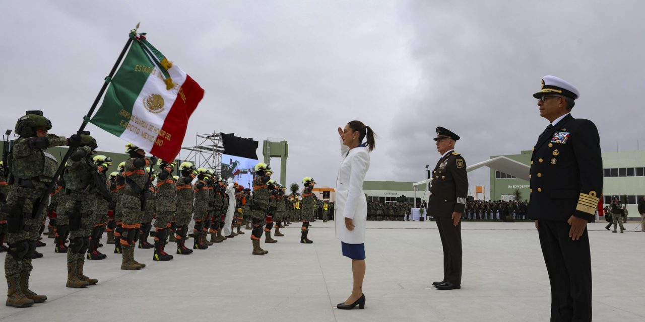 CLAUDIA SHEINBAUM BLINDA SOBERANÍA MEXICANA ANTE INJERENCIA DE EE.UU.  La presidenta Claudia Sheinbaum lanzó un mensaje contundente a Estados Unidos al presentar una reforma constitucional para proteger la soberanía de México, en respuesta a la designación de los cárteles como grupos terroristas, la mandataria propuso modificar los artículos 19 y 40 de la Constitución para evitar cualquier posibilidad de intervención extranjera e, incluso, una eventual “invasión”.   “Nosotros no negociamos la soberanía”, afirmó en conferencia matutina.  La iniciativa plantea prohibir expresamente cualquier intromisión extranjera en asuntos nacionales, incluyendo golpes de Estado, injerencia electoral o violaciones al territorio por tierra, mar o aire, además, endurece las sanciones contra quienes participen en el tráfico ilegal de armas y actividades ilícitas que atenten contra la seguridad nacional, la reforma establece penas más severas y prisión preventiva para cualquier extranjero que colabore con el crimen organizado dentro del país.  Sheinbaum reiteró la disposición de su gobierno para colaborar con la administración de Donald Trump en la lucha contra el narcotráfico, pero sin ceder en la defensa de la soberanía nacional.   “Colaboramos, nos coordinamos, trabajamos juntos, pero no hay injerencismo ni violación a la soberanía”, subrayó.   El mensaje es claro: México trabaja en conjunto con EE.UU., pero sin subordinación ni tolerancia a presiones externas.