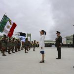 CLAUDIA SHEINBAUM BLINDA SOBERANÍA MEXICANA ANTE INJERENCIA DE EE.UU.  La presidenta Claudia Sheinbaum lanzó un mensaje contundente a Estados Unidos al presentar una reforma constitucional para proteger la soberanía de México, en respuesta a la designación de los cárteles como grupos terroristas, la mandataria propuso modificar los artículos 19 y 40 de la Constitución para evitar cualquier posibilidad de intervención extranjera e, incluso, una eventual “invasión”.   “Nosotros no negociamos la soberanía”, afirmó en conferencia matutina.  La iniciativa plantea prohibir expresamente cualquier intromisión extranjera en asuntos nacionales, incluyendo golpes de Estado, injerencia electoral o violaciones al territorio por tierra, mar o aire, además, endurece las sanciones contra quienes participen en el tráfico ilegal de armas y actividades ilícitas que atenten contra la seguridad nacional, la reforma establece penas más severas y prisión preventiva para cualquier extranjero que colabore con el crimen organizado dentro del país.  Sheinbaum reiteró la disposición de su gobierno para colaborar con la administración de Donald Trump en la lucha contra el narcotráfico, pero sin ceder en la defensa de la soberanía nacional.   “Colaboramos, nos coordinamos, trabajamos juntos, pero no hay injerencismo ni violación a la soberanía”, subrayó.   El mensaje es claro: México trabaja en conjunto con EE.UU., pero sin subordinación ni tolerancia a presiones externas.