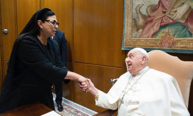 MARCELA GUERRA SE REÚNE CON EL PAPA FRANCISCO Y ABORDA APOYO A MIGRANTES