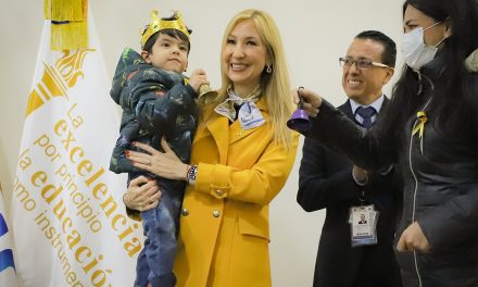 DOS NIÑOS CELEBRAN EN EL HOSPITAL UNIVERSITARIO QUE SUPERAN EL CÁNCER GRACIAS A LA COBERTURA UNIVERSAL